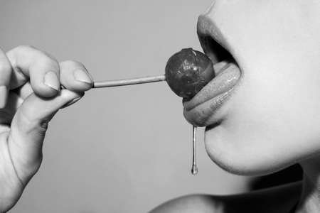 Femme qui suce une sucette - A quoi sert une sucette goût bite ? - La sucette goût bite
